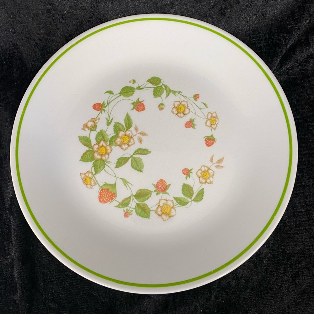 4 Vintage Corelle Strawberry Sundae Luncheon Plates Red Green - Picture 4 of 8